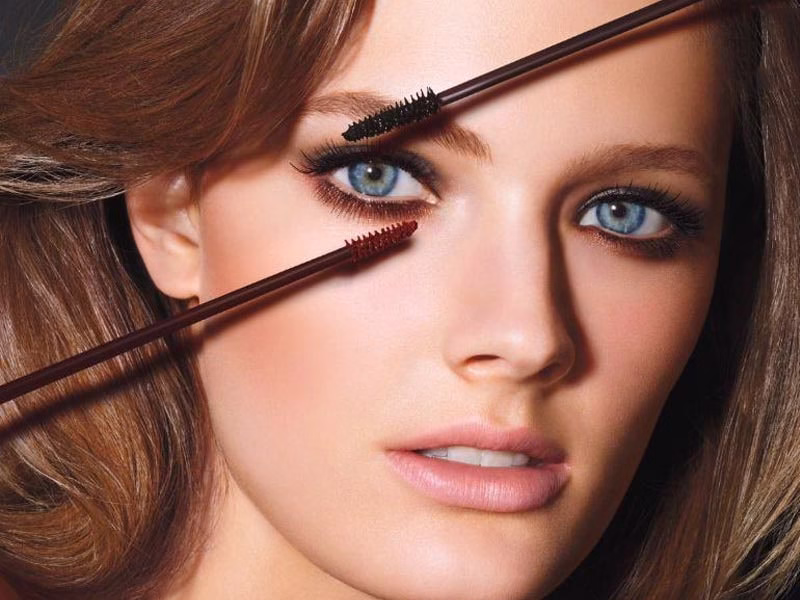 مزایا و کاربردهای ریمل قهوه‌ای در آرایش روزانه