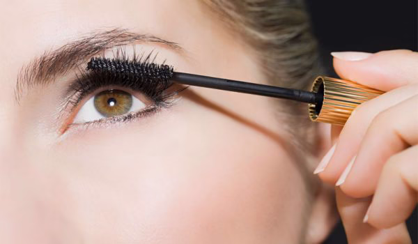 مزایا و کاربردهای ریمل قهوه‌ای در آرایش روزانه