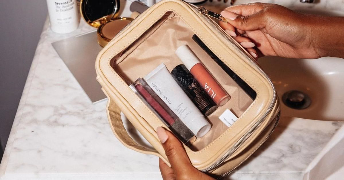 همراه داشتن لوازم آرایشی ضروری برای ظاهری بی‌نقص